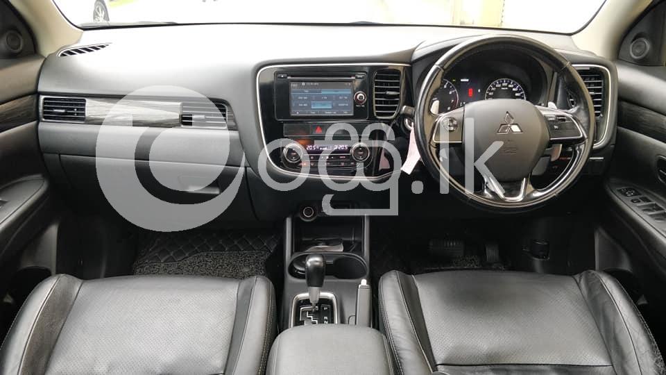 Mitsubishi Outlander Facelift 4WD 2015 Cars in Mount Lavinia