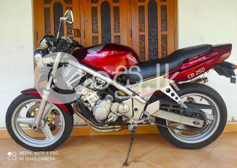 HONDA CB1 Motorbikes & Scooters in Minuwangoda
